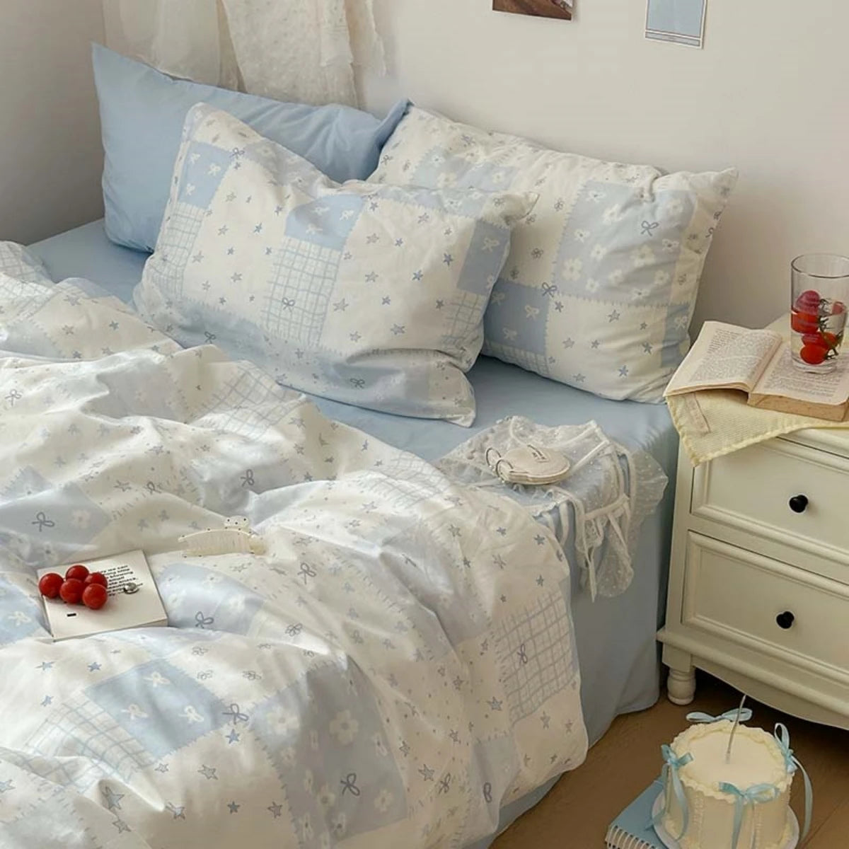 ensemble literie moderne patchwork bleu clair drap plat taies oreillers coussin decoratif