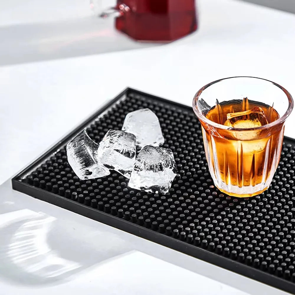 tapis caoutchouc perforé noir moderne antidérapant bar cuisine points texturés adhérence sécurisée