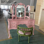 maquillage classique rose clair décorations baroques verre opaque tabouret miroir triptyque vase fleurs
