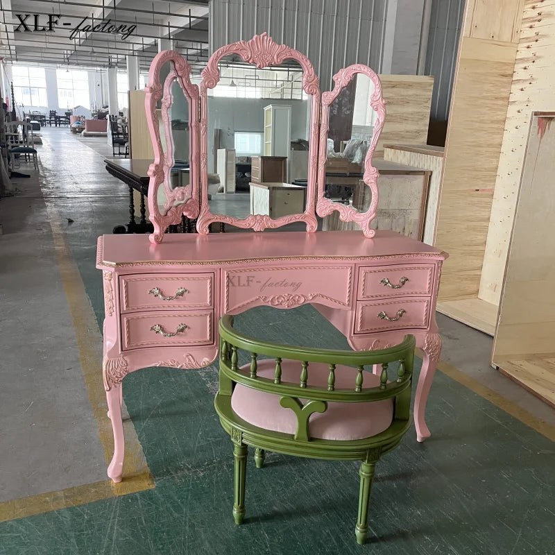 maquillage classique rose clair décorations baroques verre opaque tabouret miroir triptyque vase fleurs