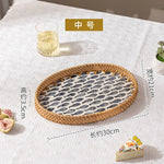assiettes rotin motif floral moderne rustique fruits gâteau pain fourchette verre blanc intérieur