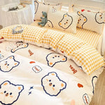 Détail du motif quil de drap de lit sur housse de couette gris clair