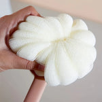 brosse bain douce flexible moderne poignée anneau blanc rose pâle texture maille corps nettoyage