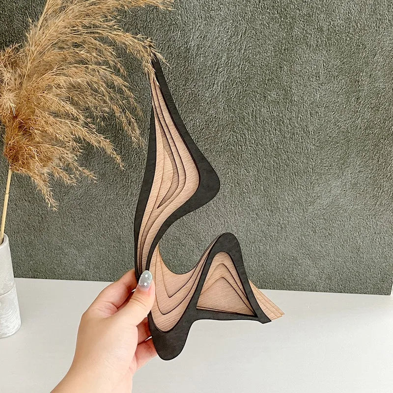 sculpture bois moderne abstraite rayures horizontales noir beige décoration intérieure épurée minimaliste