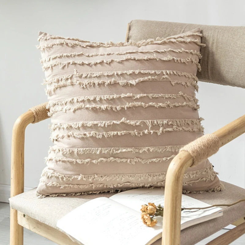 coussin motif feuilles stylisées beige clair moderne opacité 45x45cm franges fixation