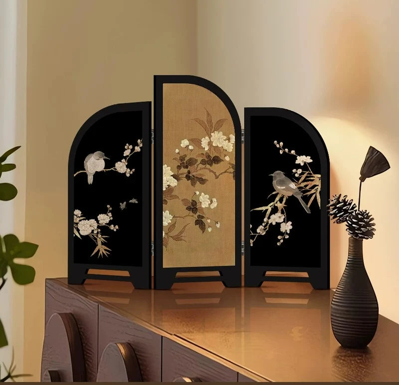 paravent artisanal traditionnel fleurs oiseaux texture parchemin noir doré maison salon