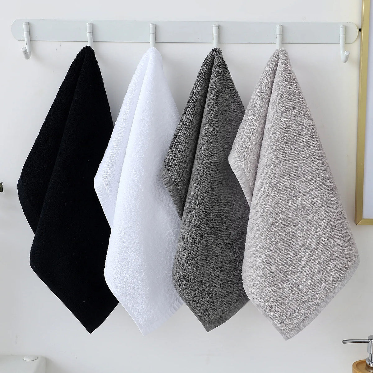 serviettes coton douces absorbantes blanc gris noir velours modernes minimalistes crochets support mural