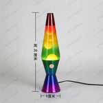 Lampe à lave éclairant un intérieur contemporain