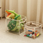 Panier rangement jouets transparent violet dans une chambre d'enfant