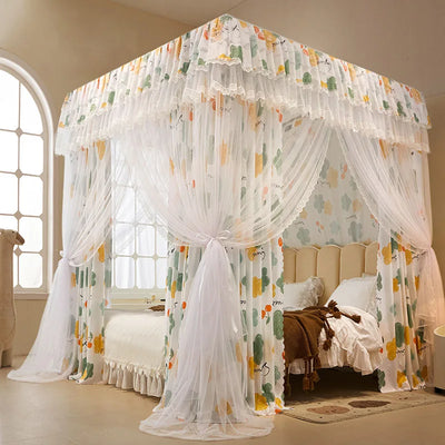 Chambre spacieuse et élégante avec un lit à baldaquin décoré de rideaux colorés et fluides, offrant un environnement confortable et apaisant.