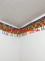 rideau décoration murale textile brodé motifs floraux traditionnels couleurs vives clips métalliques tassels