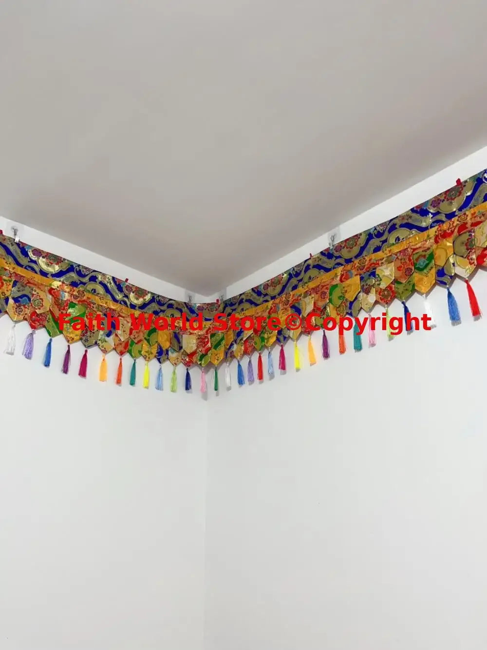 rideau décoration murale textile brodé motifs floraux traditionnels couleurs vives clips métalliques tassels
