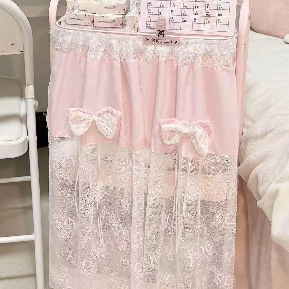 meuble roulettes rose clair dentelle blanche translucide féminin paniers rangement accessoires décoration bouquets fleurs