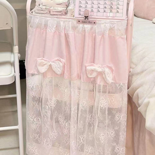 meuble roulettes rose clair dentelle blanche translucide féminin paniers rangement accessoires décoration bouquets fleurs