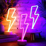 Enseigne néon LED en forme de cœur éclairée en bleu sur une table de nuit