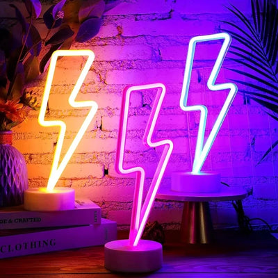 Enseigne néon LED en forme de cœur éclairée en bleu sur une table de nuit