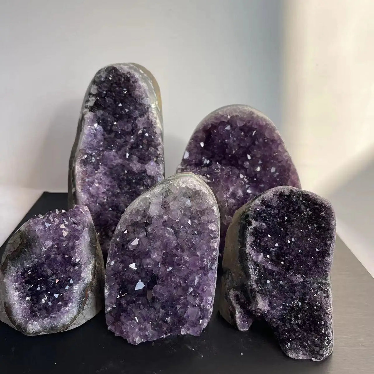 géode quartz améthyste naturelle pierre feng shui décoration maison cristaux violets gris