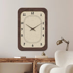 horloge murale bois marron aiguilles noires numeros blancs texture grunge moderne fixations quartz