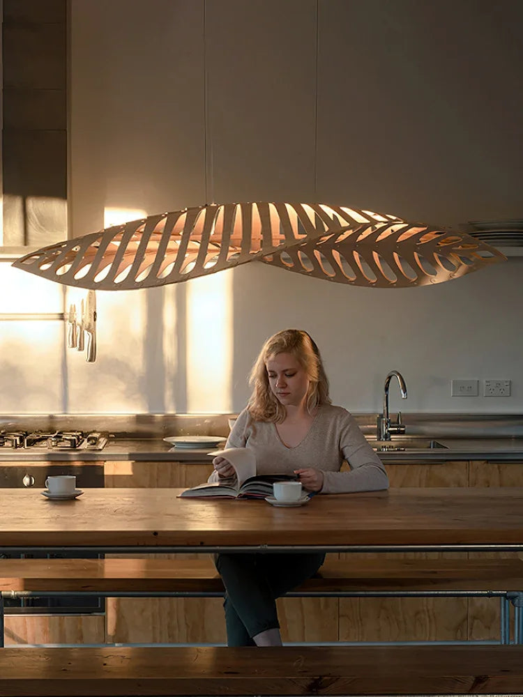 lampe suspendue bois feuilles or contemporaine nordique lumière chaînes fixations decoration chambre salon