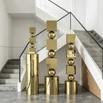 colonne decorative moderne argentee brillante grande dimension salle minimaliste deco intérieure
