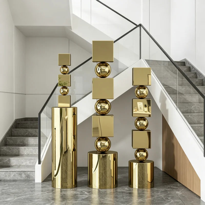 colonne decorative moderne argentee brillante grande dimension salle minimaliste deco intérieure