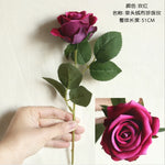décoration intérieure bouquet roses artificielles modernes variées couleurs violette blanche verte noire