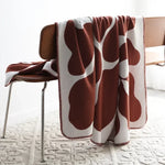 Couverture sur lit avec décoration nordique