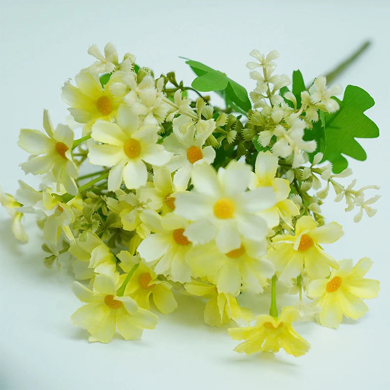 bouquet artificiel violet blanc jaune rouge bleu fleurs soie feuilles vertes moderne décoration maison