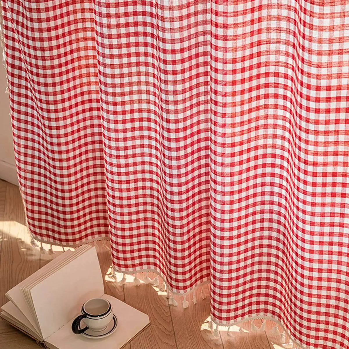Rideau à carreaux rouges et blancs, idéal pour une décoration intérieure chaleureuse et accueillante. Parfait pour ajouter une touche rétro à votre salon ou cuisine. Élément décoratif avec motifs classiques qui s'accorde facilement à différents styles d'ameublement.