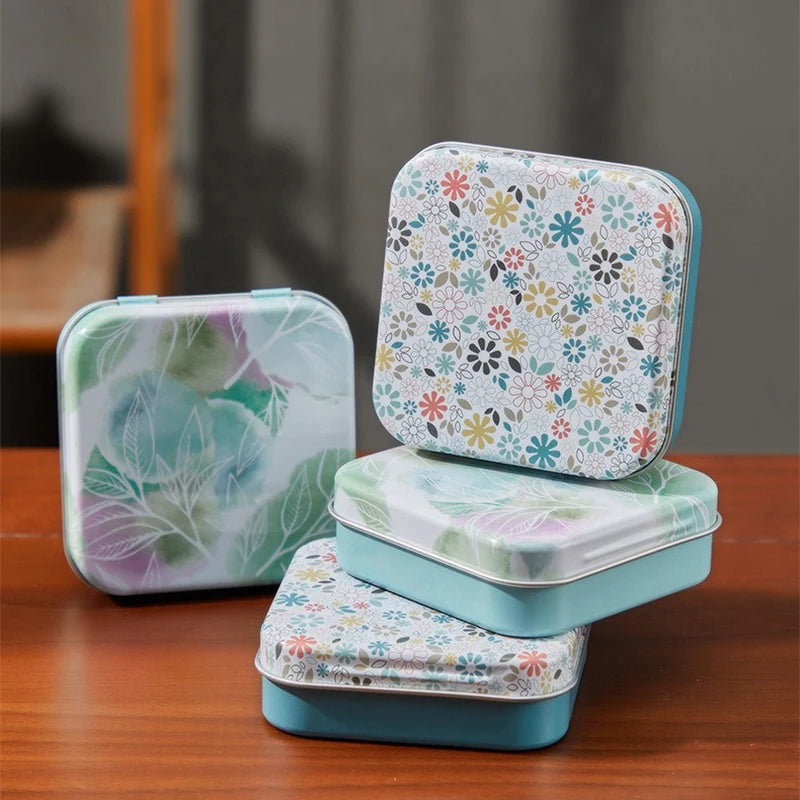 boîtes métal carrées portable fleurs motifs floraux gris rose bleu clair vert pastel moderne