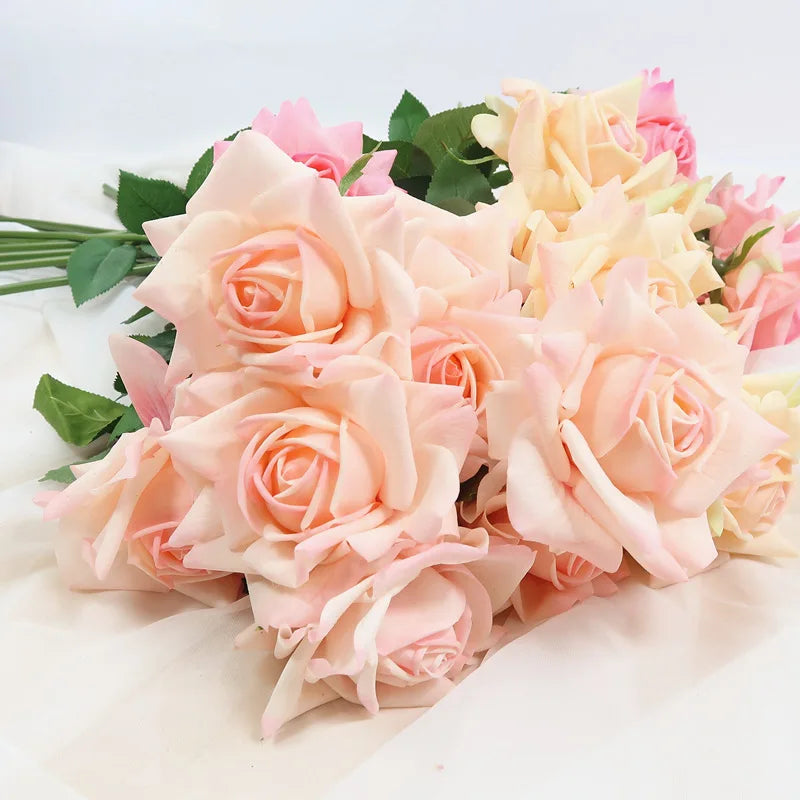 Roses Austin artificielles dorées pour événement festif