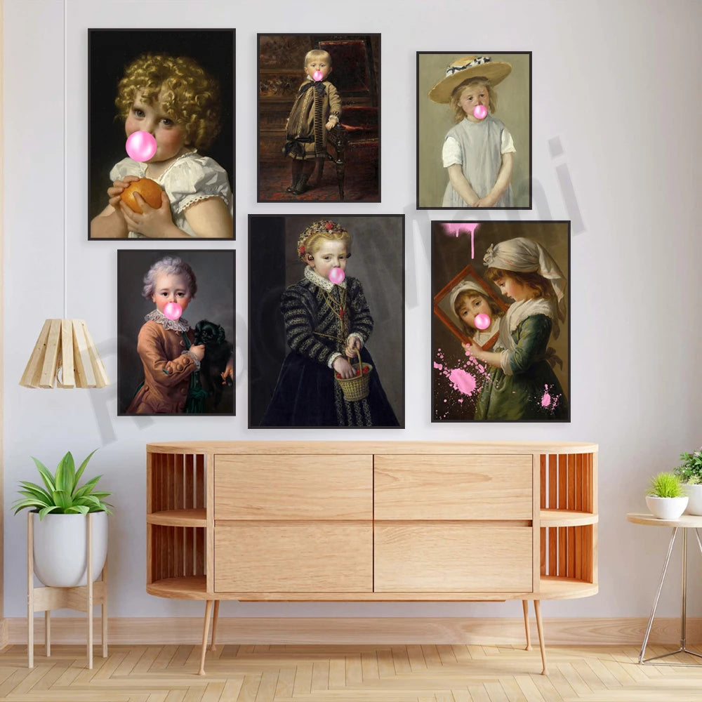 La collection de portraits de personnages en costumes d'époque soufflant des bulles de chewing-gum crée une ambiance ludique et vintage dans l'espace.