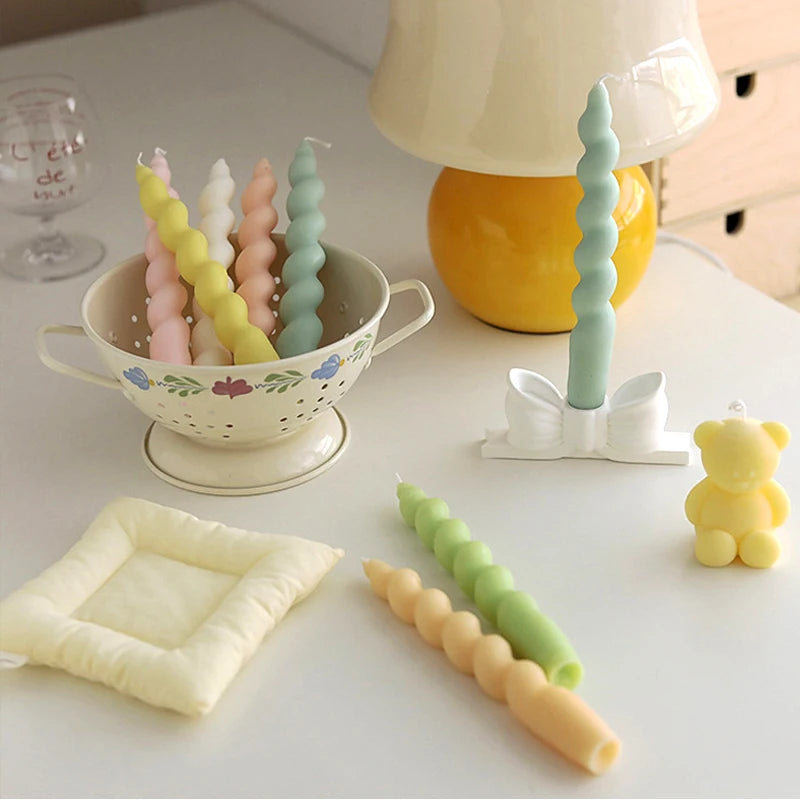 bougies parfumées vert pastel jaune rose blanches twistées moderne support nœud anniversaire décoration maison