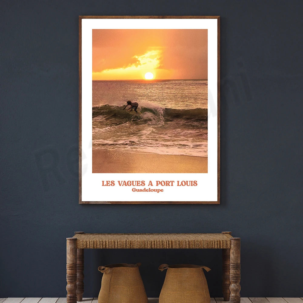 Une personne surfe sur une vague au coucher de soleil sur la plage de Port Louis en Guadeloupe.