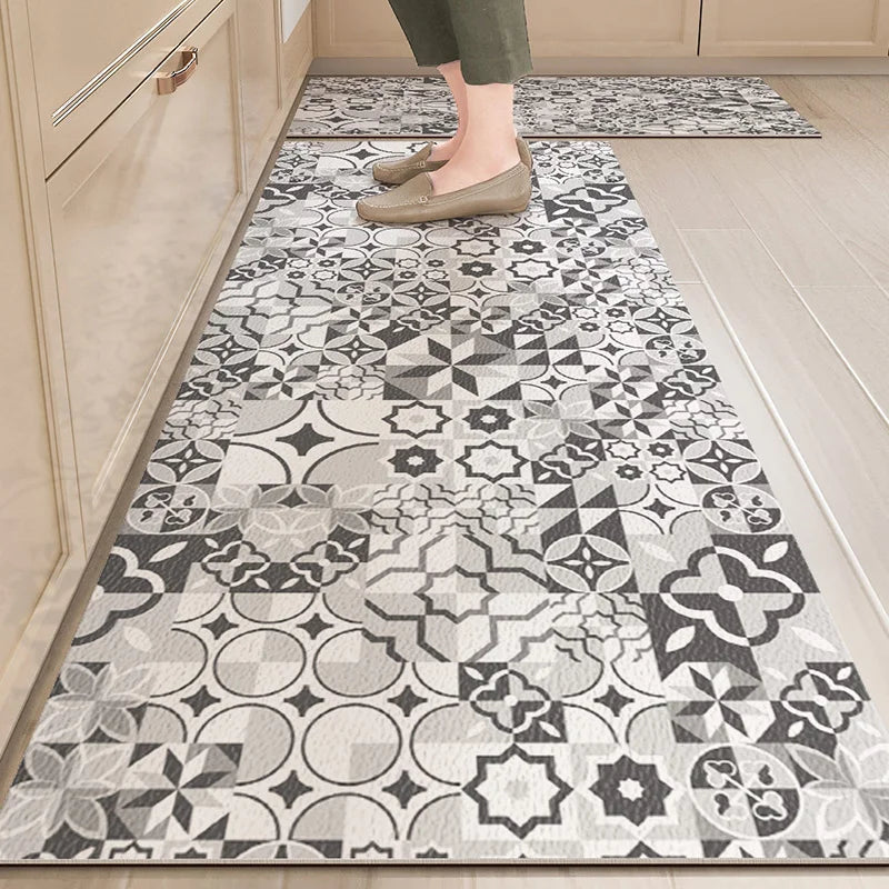 Un tapis motif carreaux géométriques noir et blanc dans un couloir de maison, avec des pieds chaussés de mocassins beiges visible.