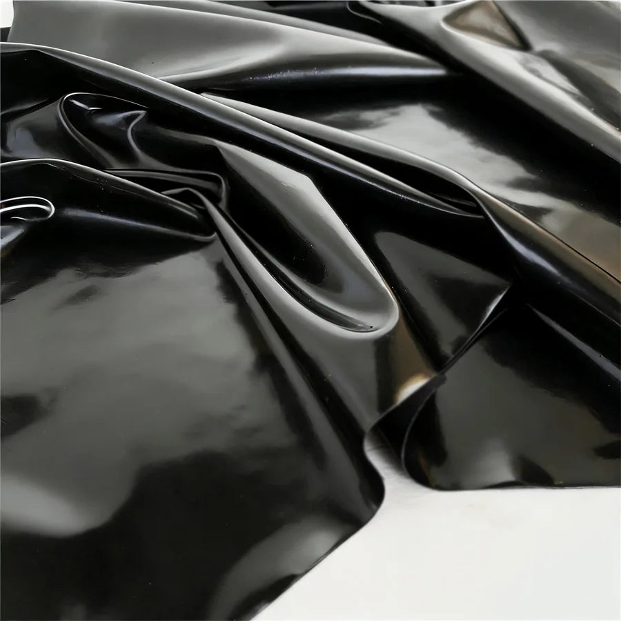 nappe noire imperméable pvc moderne cuisine table assiettes verres vase fleurs été simple