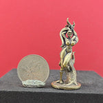 statue miniature femme combat reptile bronze doré détails sculptés base circulaire collection fantaisie ornement