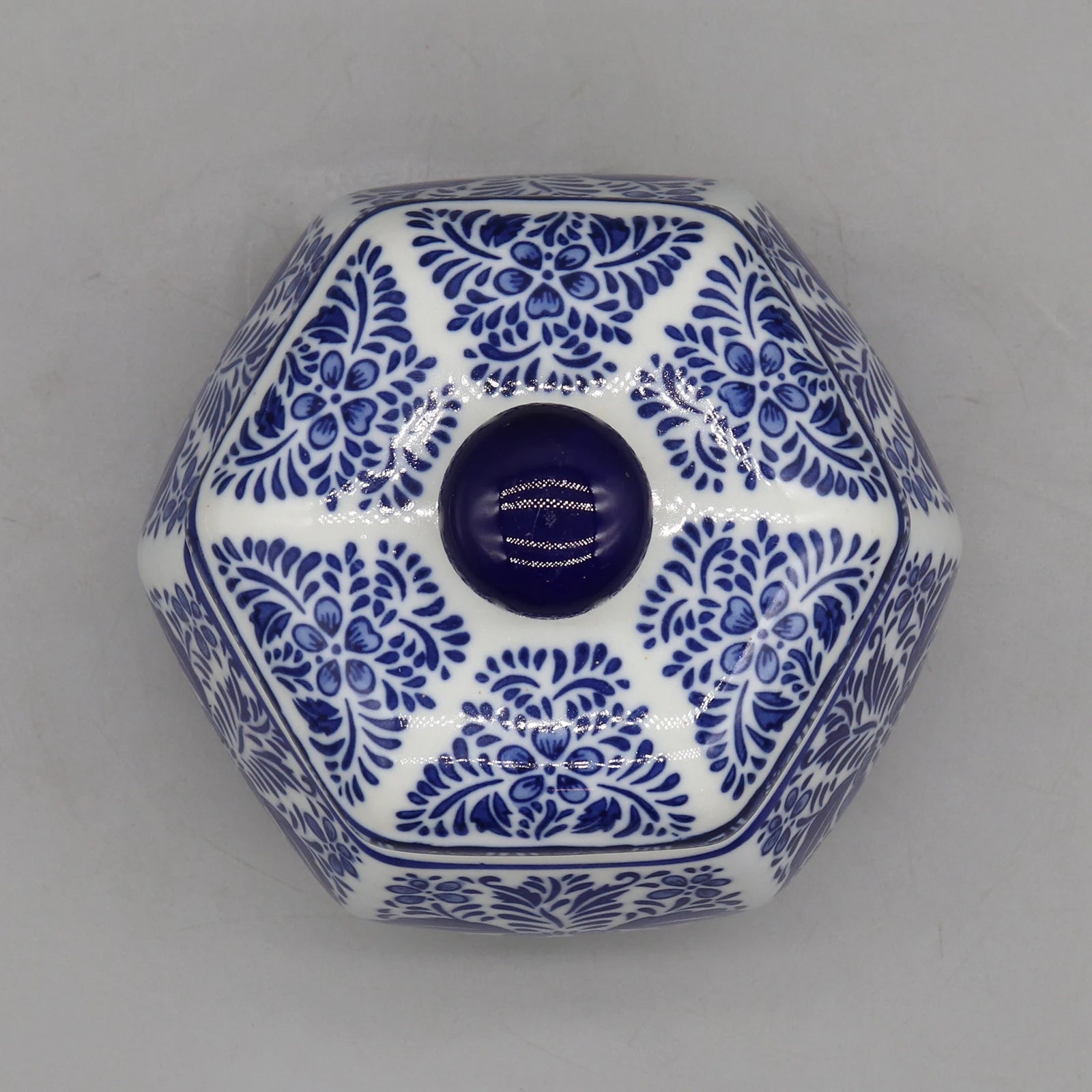 Vase de céramique blanc et bleu orné d'un motif floral abstrait élégant.