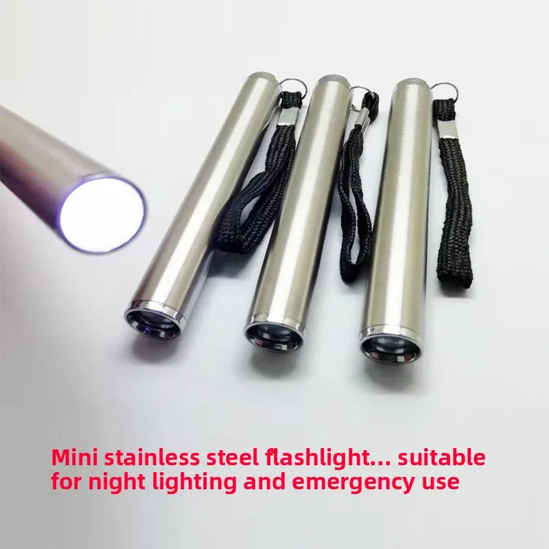 lampe torche argentée moderne lisse cordelette batterie AA inclusion camping