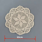 napperons crochetés blancs tapis table fleurs céramique vintage rustique