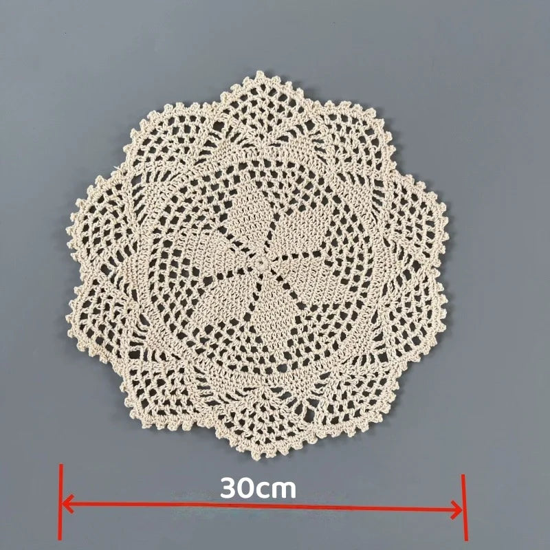napperons crochetés blancs tapis table fleurs céramique vintage rustique