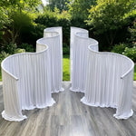arche métal blanc tissu plissé décoration cérémonie mariage moderne élégante structure fixée base circulaire
