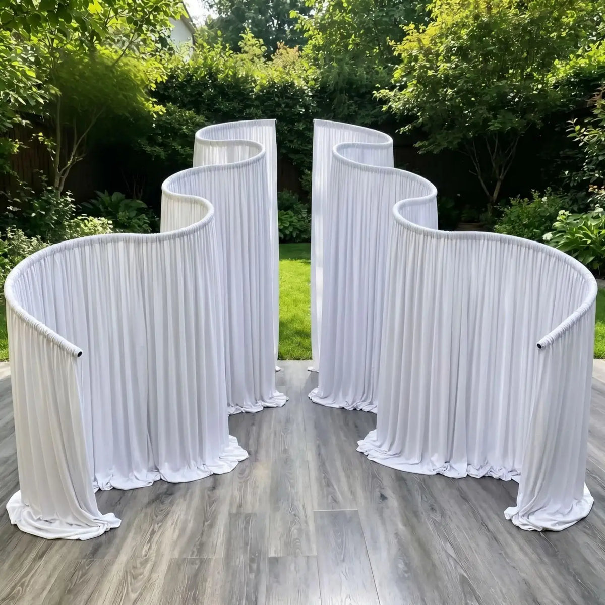 arche métal blanc tissu plissé décoration cérémonie mariage moderne élégante structure fixée base circulaire