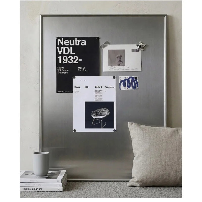 tableau blanc magnétique mural argenté moderne stylos accessoires décoration salon