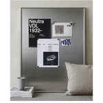 tableau blanc magnétique mural argenté moderne stylos accessoires décoration salon