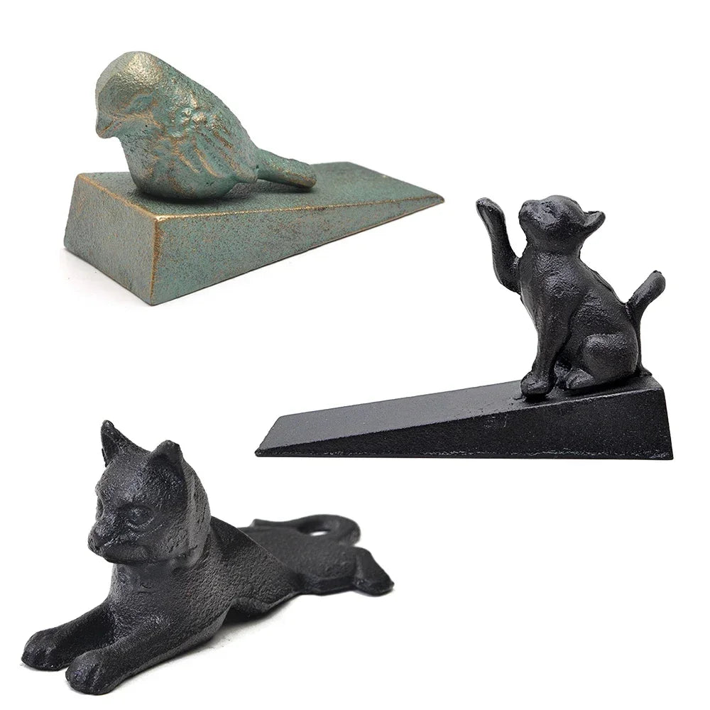 Cale porte animal en fonte antique blanc dans un couloir élégant
