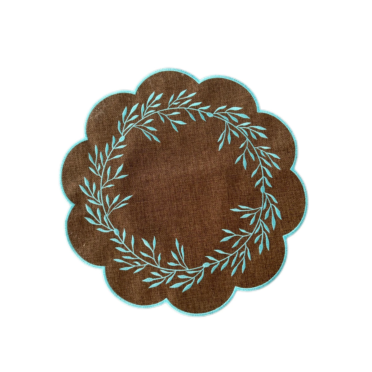tapis table classique marron gris vert orange rouge guirlande feuilles blanches bordure dentelée 38cm