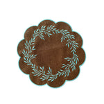 tapis table classique marron gris vert orange rouge guirlande feuilles blanches bordure dentelée 38cm