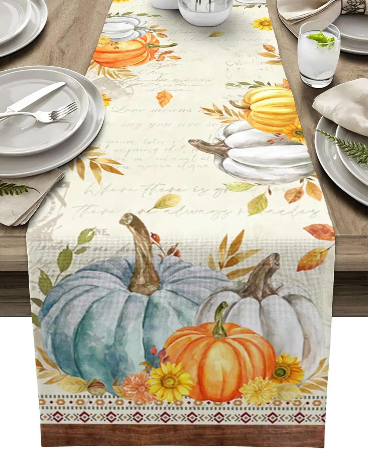 Cette nappe de table présente un motif automnal avec des citrouilles, des fleurs et des feuilles d'automne, créant une ambiance chaleureuse et conviviale pour un repas en famille ou entre amis.
