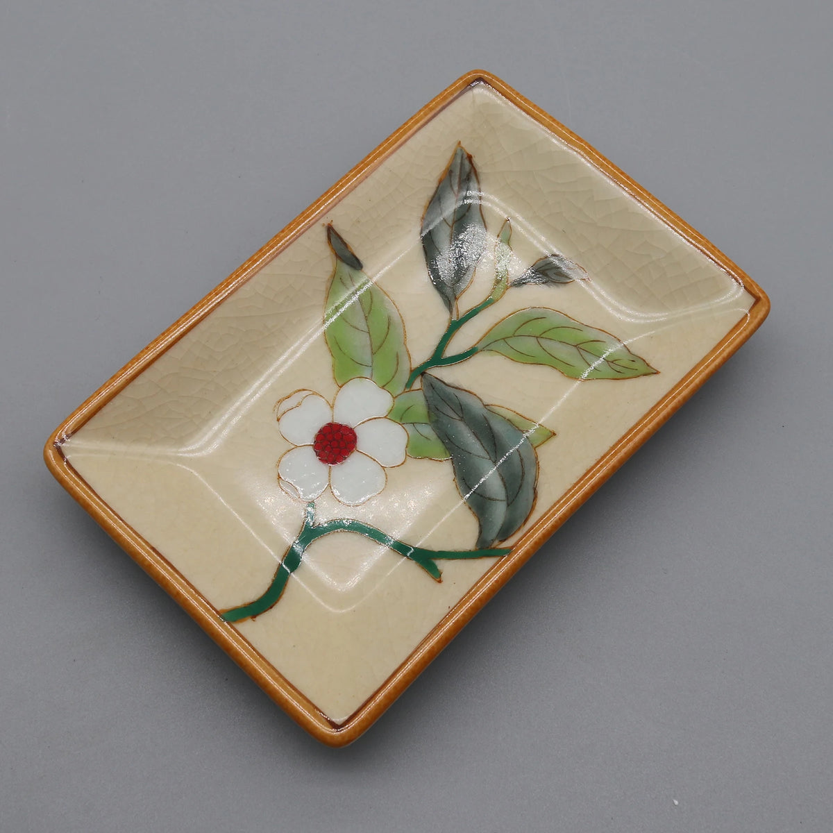 assiettes décoratives artisanales fleurs oiseaux motifs floraux couleurs vertes blanches opaques